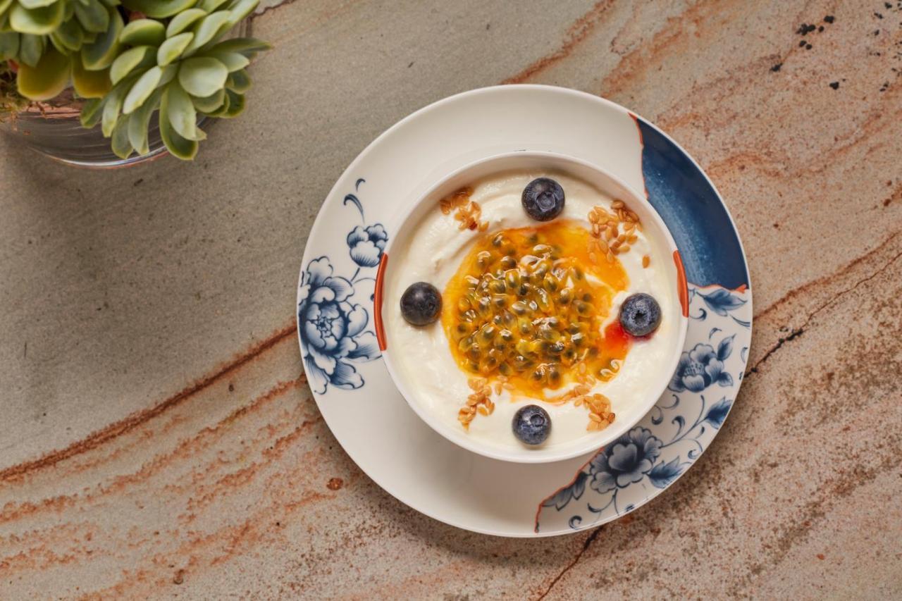 Pan Pacific London Otel Dış mekan fotoğraf Yoghurt with honey and blueberries
