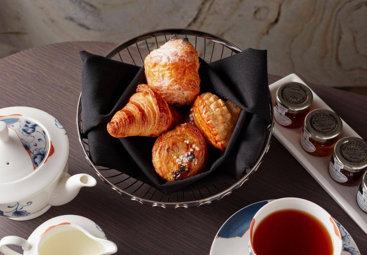 Pan Pacific London Otel Dış mekan fotoğraf A selection of pastries