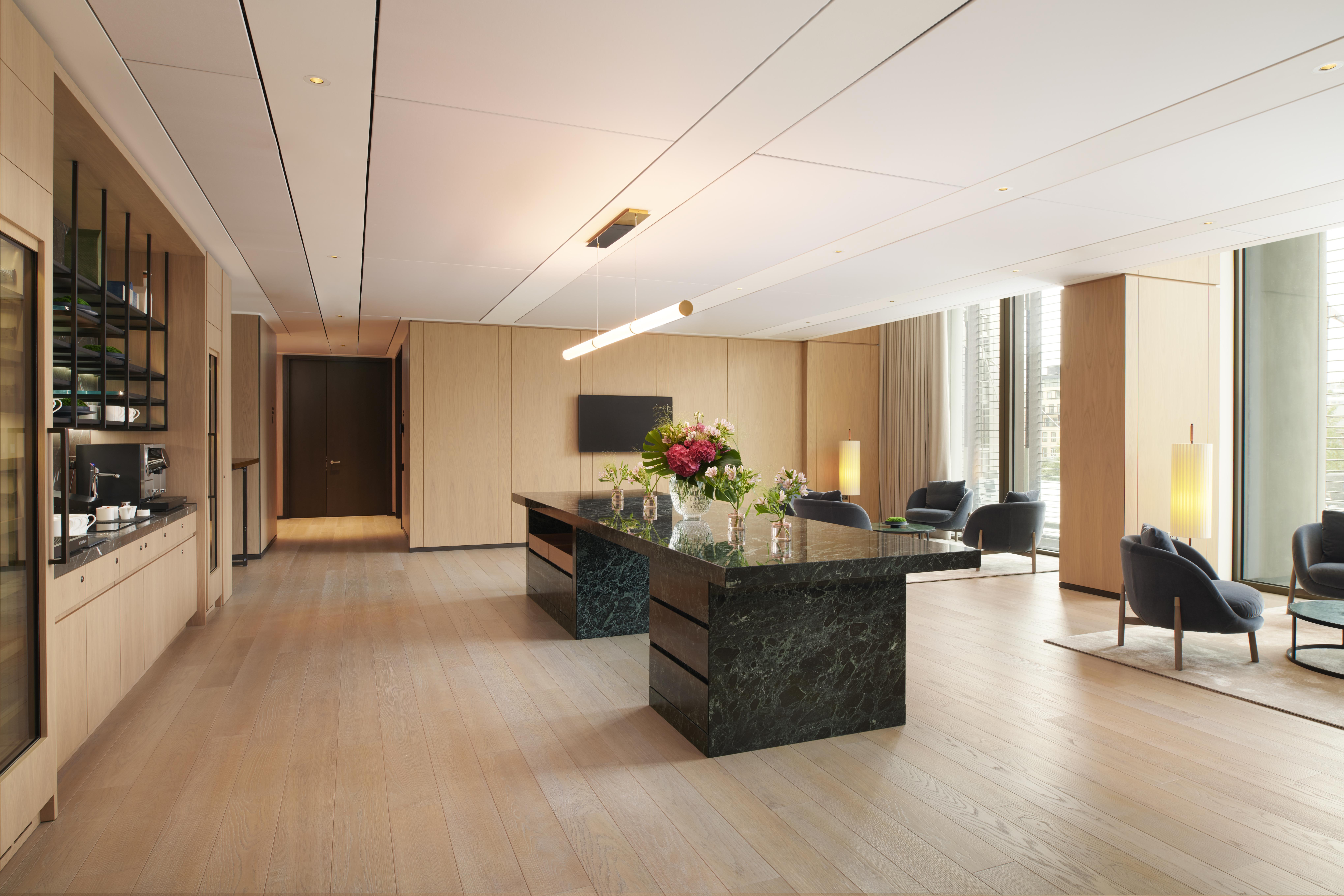 Pan Pacific London Otel Dış mekan fotoğraf The kitchen and living room of the 1000-square-foot (93-square-metre) apartment