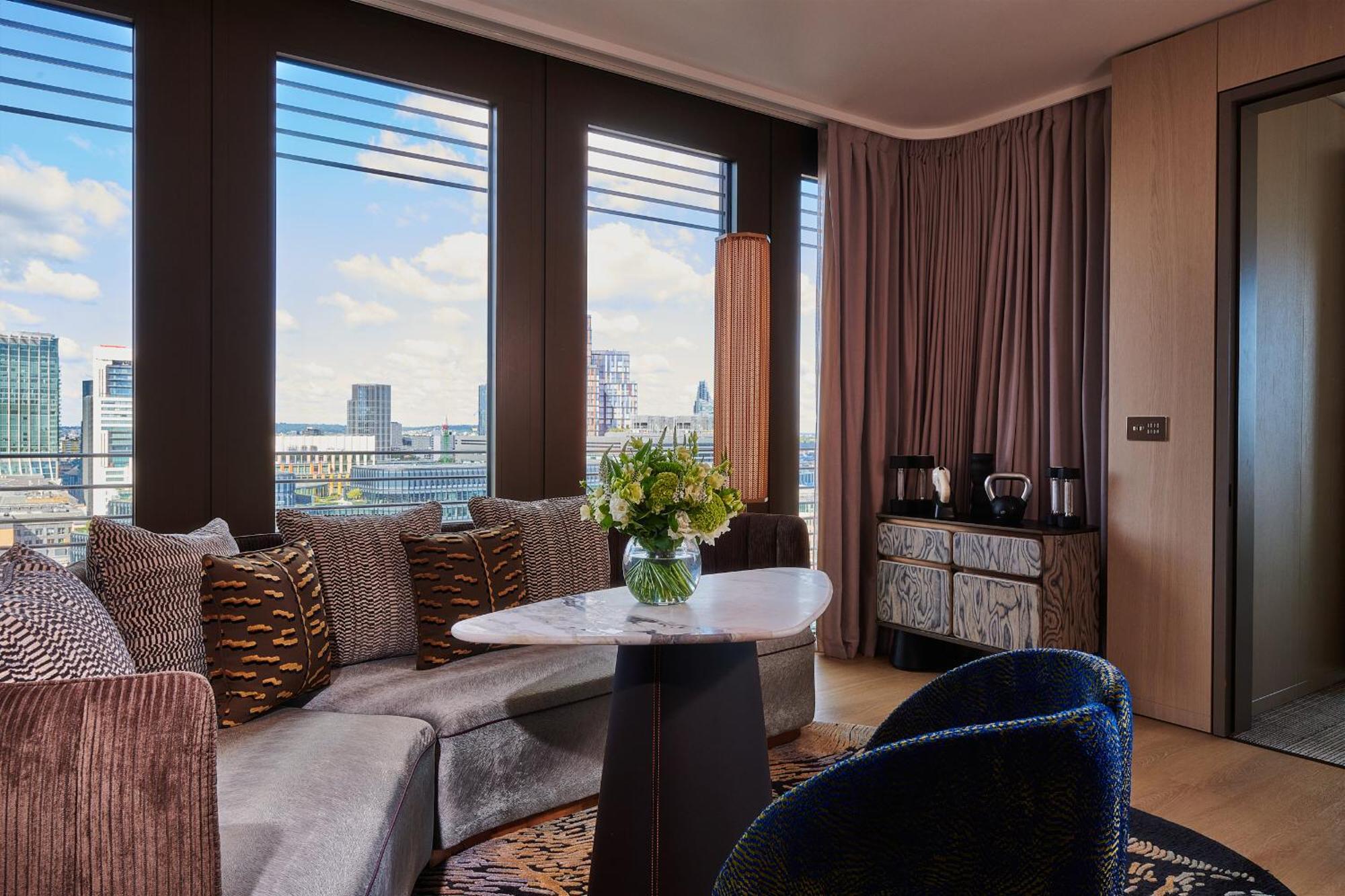 Pan Pacific London Otel Dış mekan fotoğraf The living room of a suite at the hotel