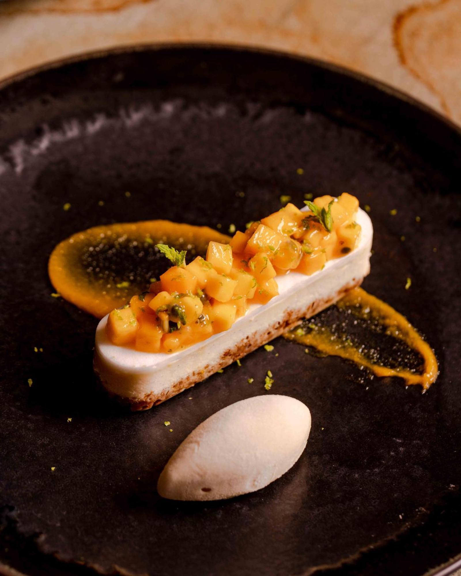 Pan Pacific London Otel Dış mekan fotoğraf A cheesecake with passion fruit