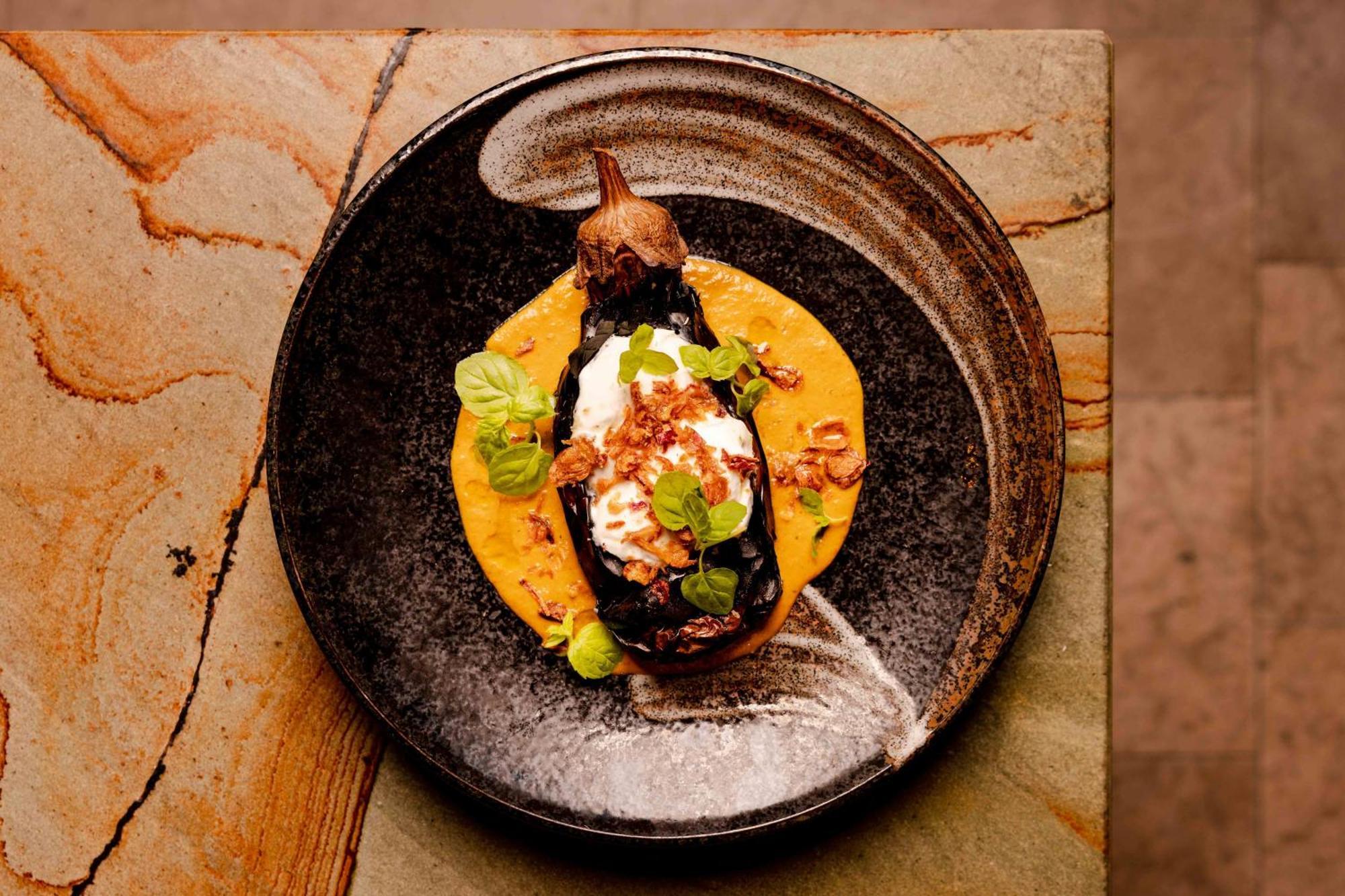 Pan Pacific London Otel Dış mekan fotoğraf Aubergine with yoghurt and honey