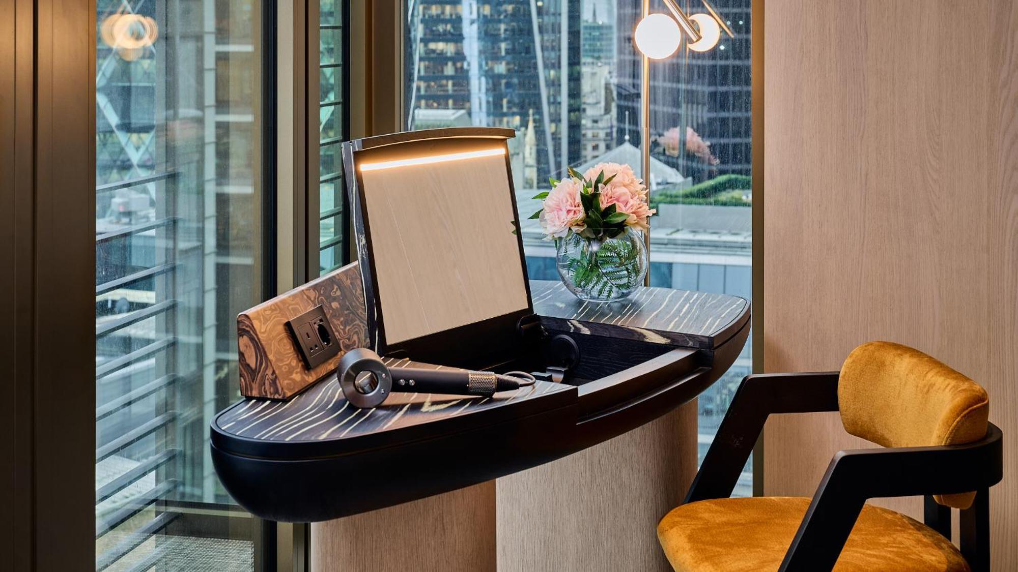 Pan Pacific London Otel Dış mekan fotoğraf A vanity table with a built-in mirror